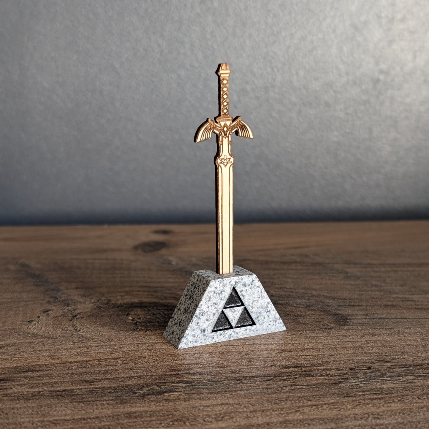 Master Sword en bois dans son socle en résine effet granite