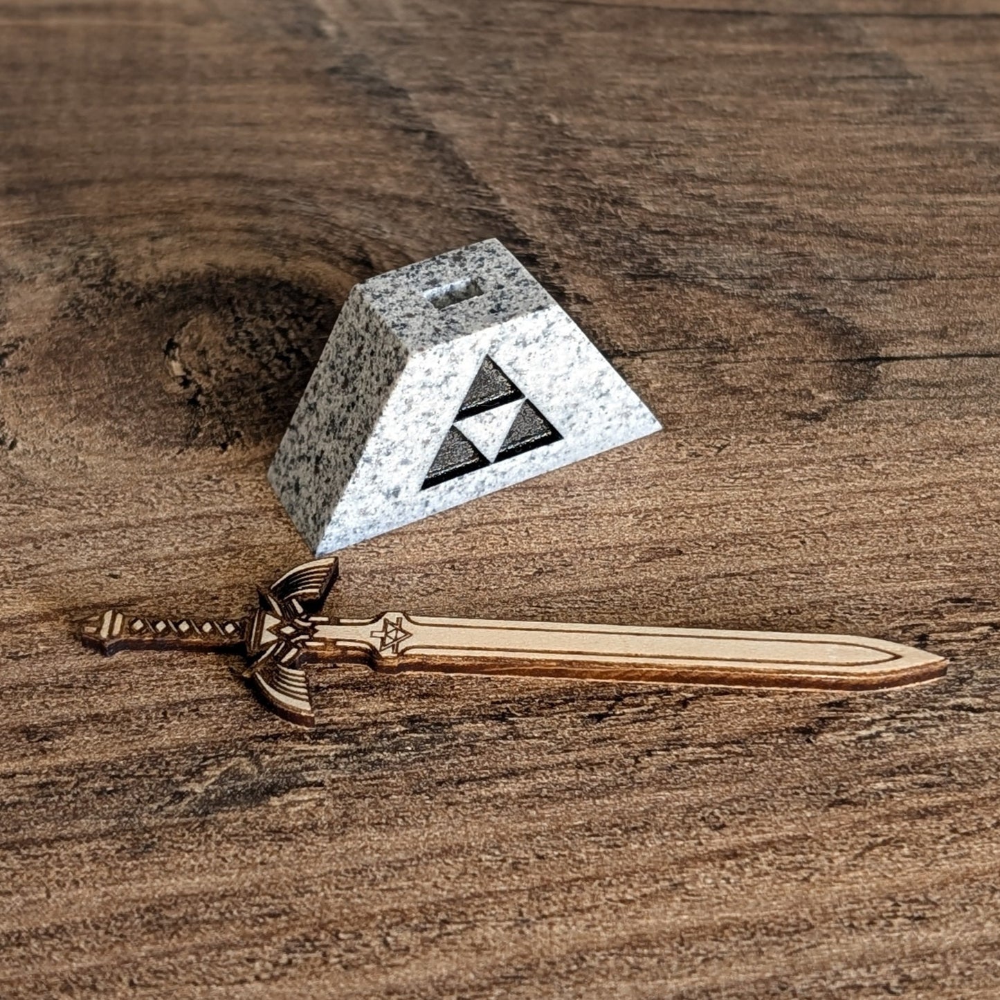 Master Sword en bois dans son socle en résine effet granite