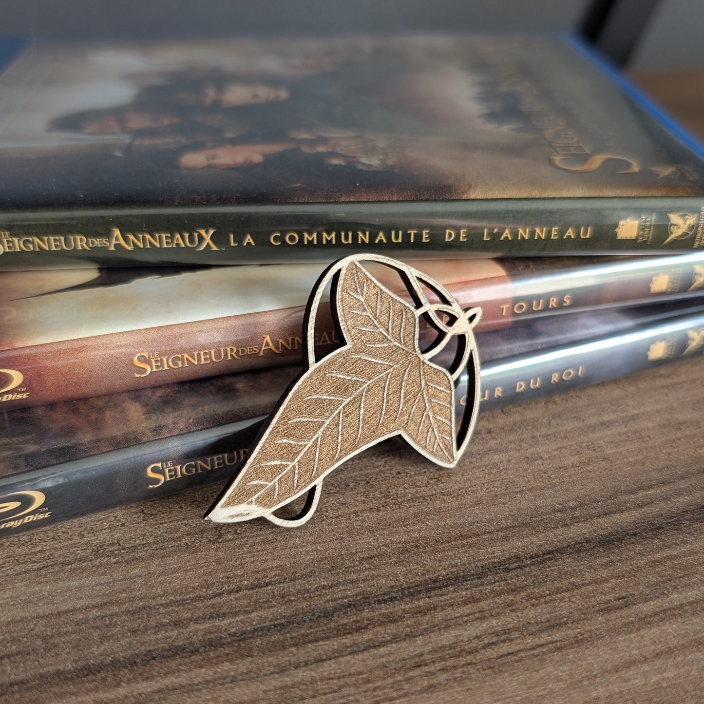 Broche artisanale en bois découpée en forme de feuille de Lórien