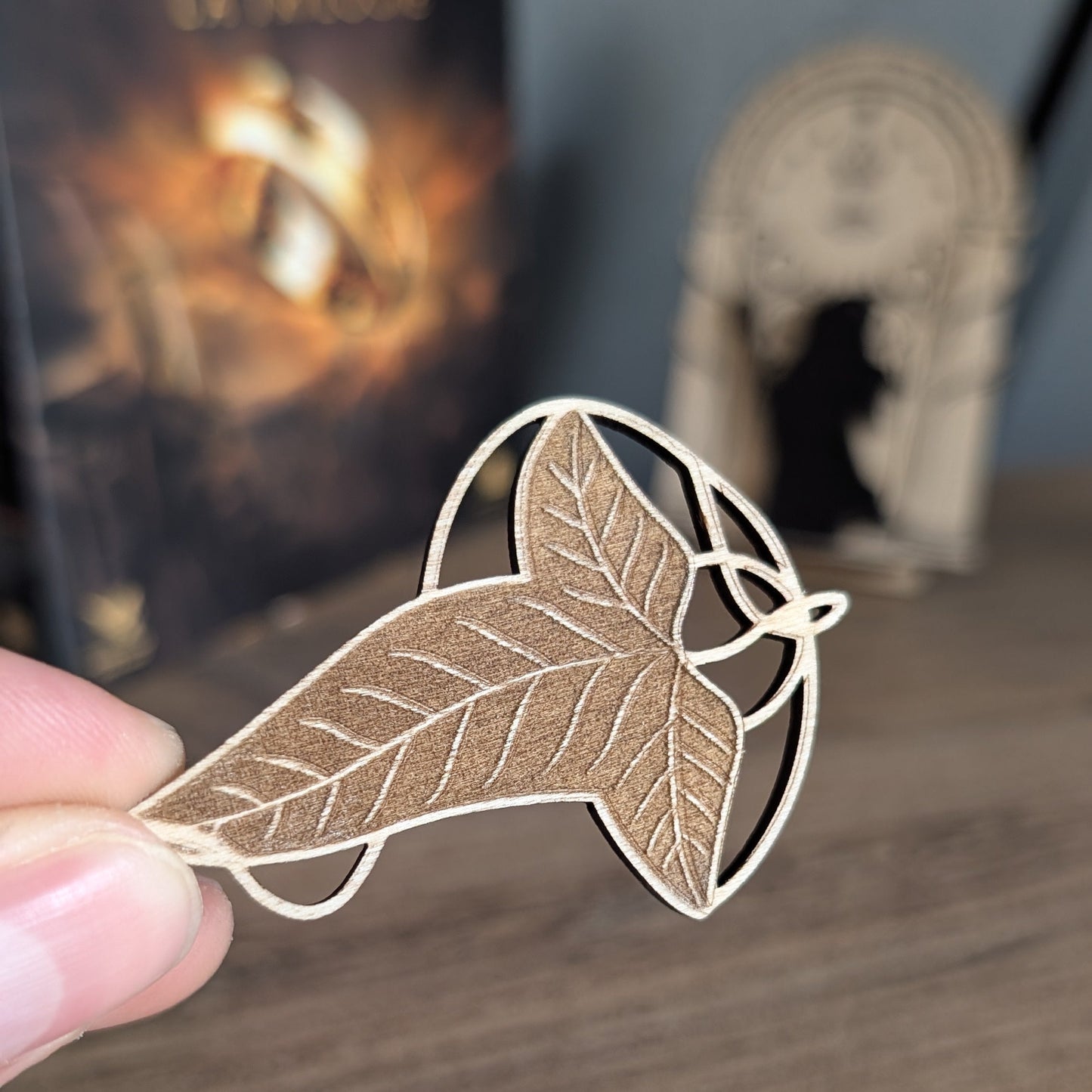 Accessoire geek Seigneur des Anneaux : broche feuille de Lórien en bois