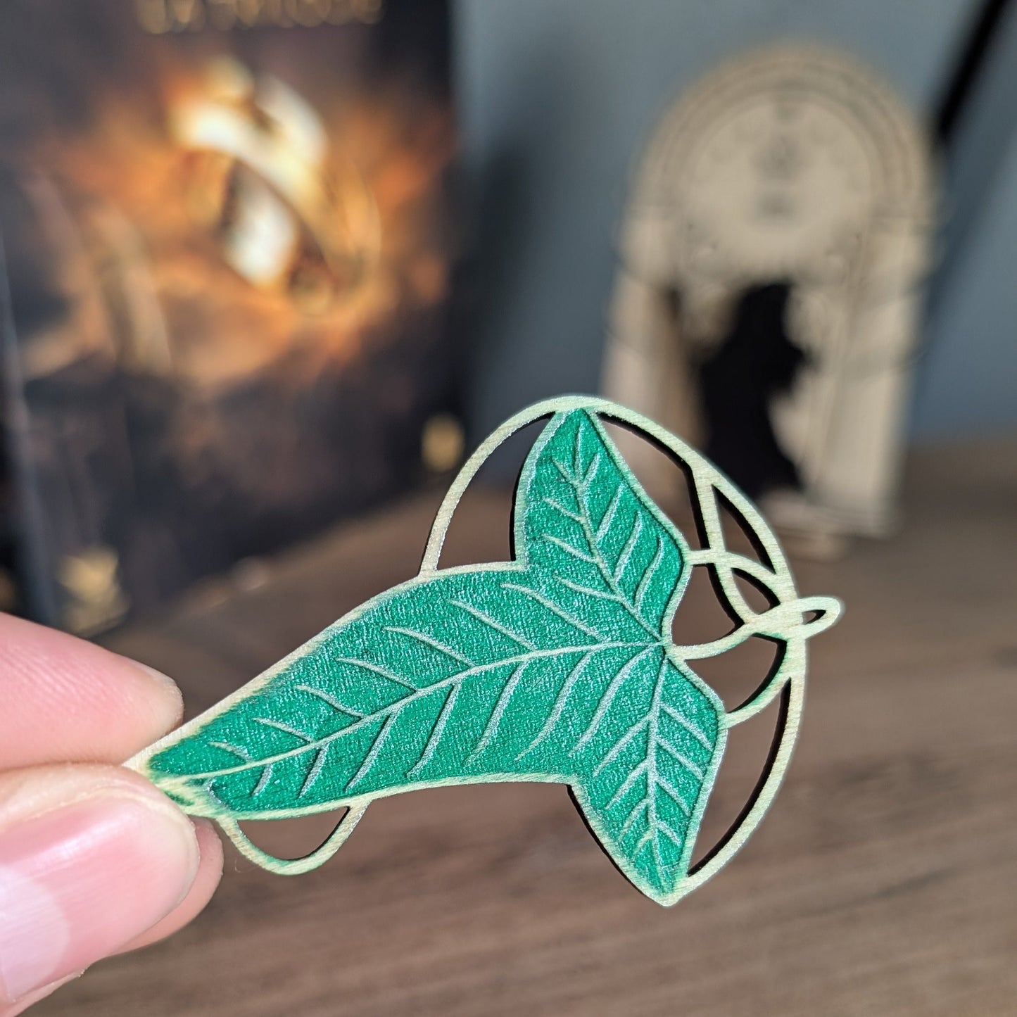 Vue rapprochée de la broche en bois gravée feuille de Lórien