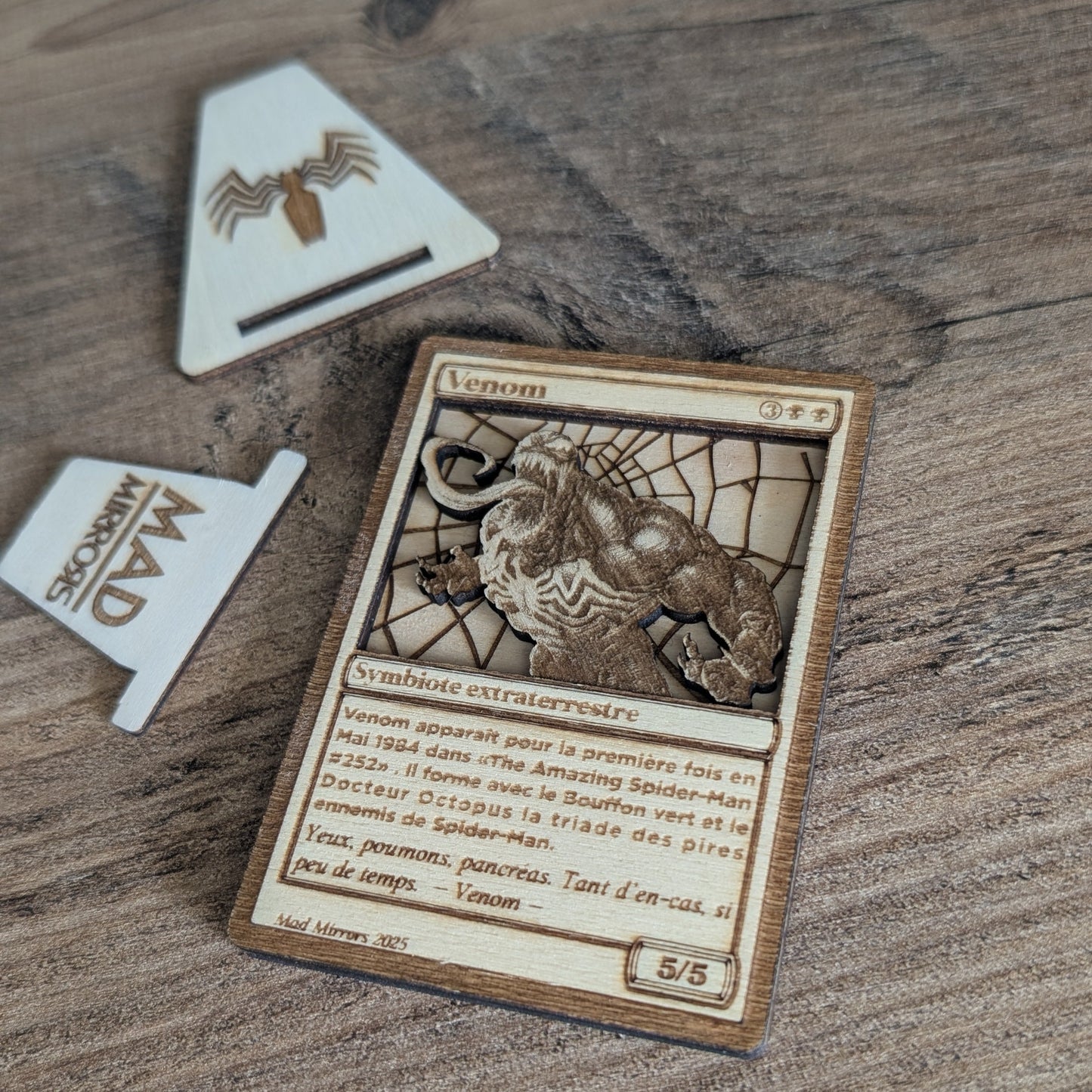 Carte Venom artisanale en bois avec gravure laser