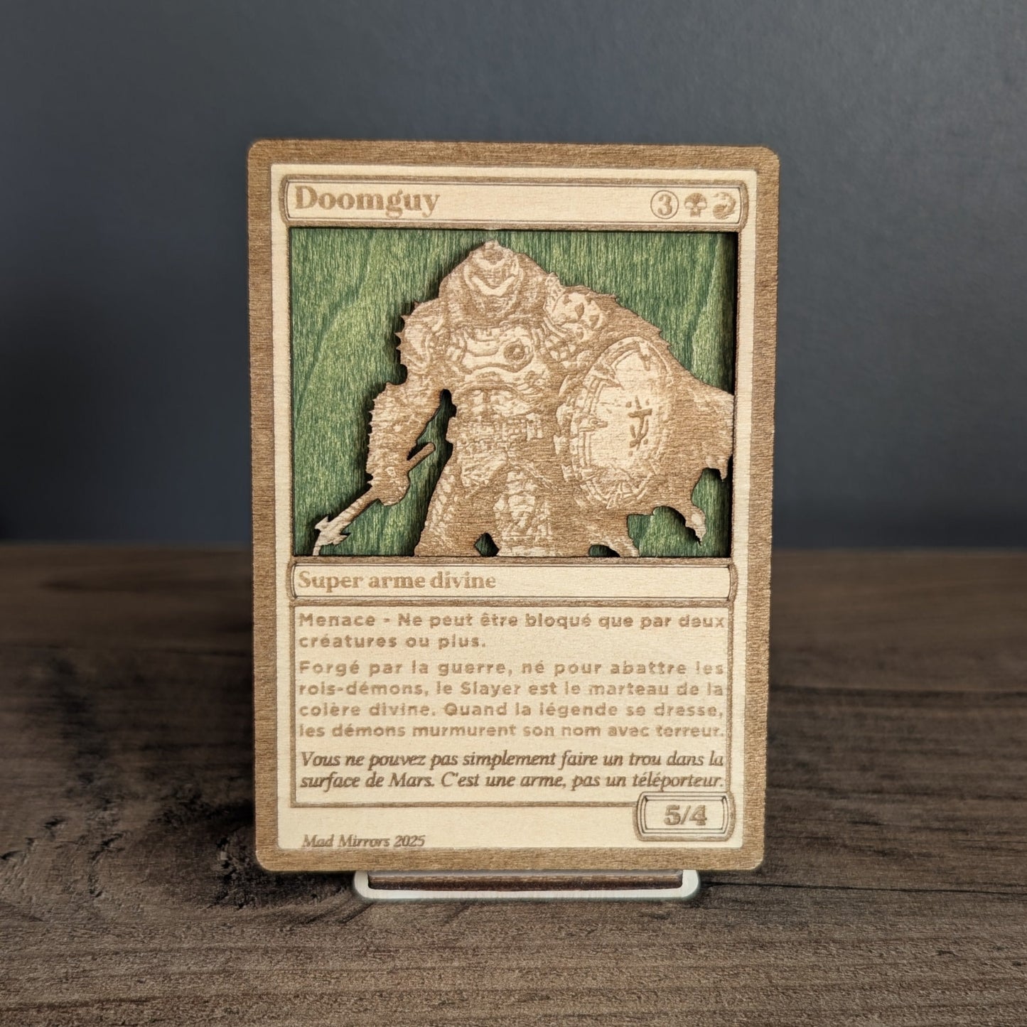 Carte doomguy en bois gravée et découpée au laser