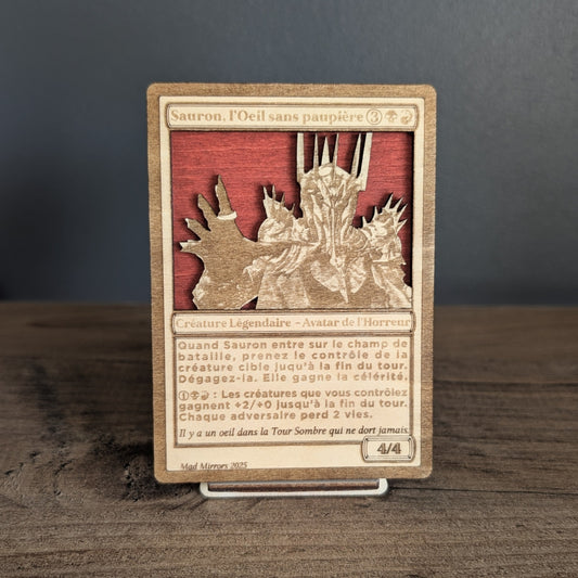 Carte en bois gravée de Sauron inspirée de Magic The Gathering