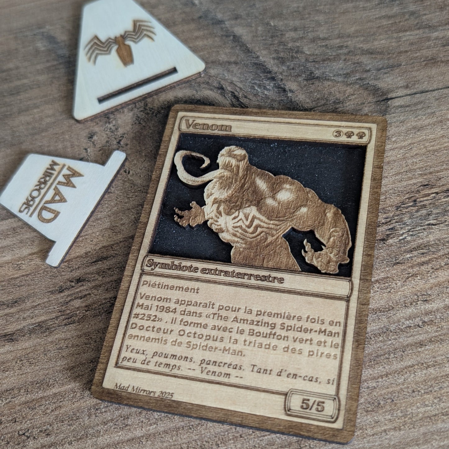 Carte Venom grand format gravée en bois avec fond noir