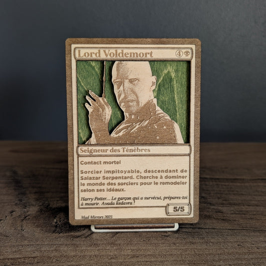 Vue rapprochée de la carte Voldemort avec support en bois