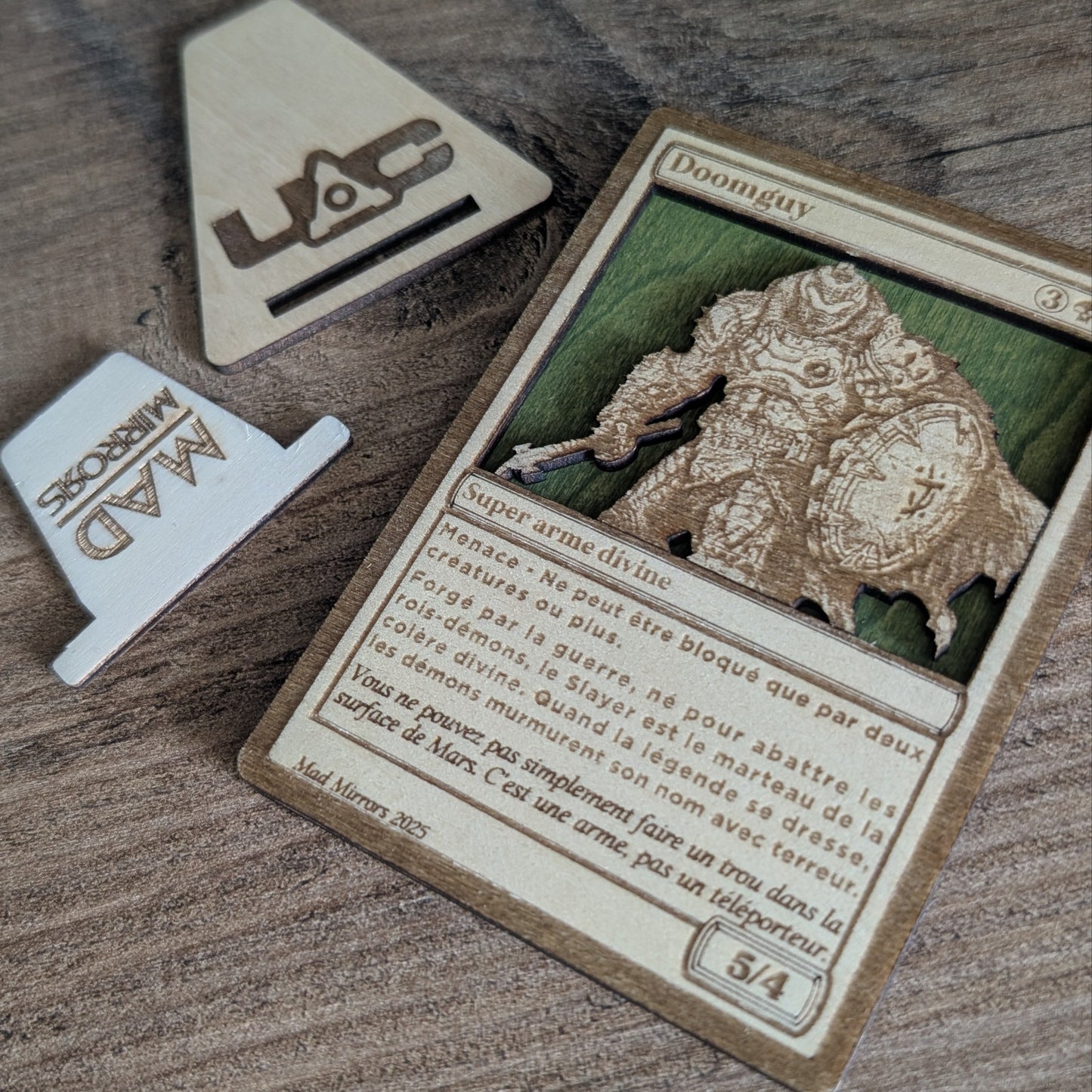Carte doomguy édition limitée avec support de présentation en bois