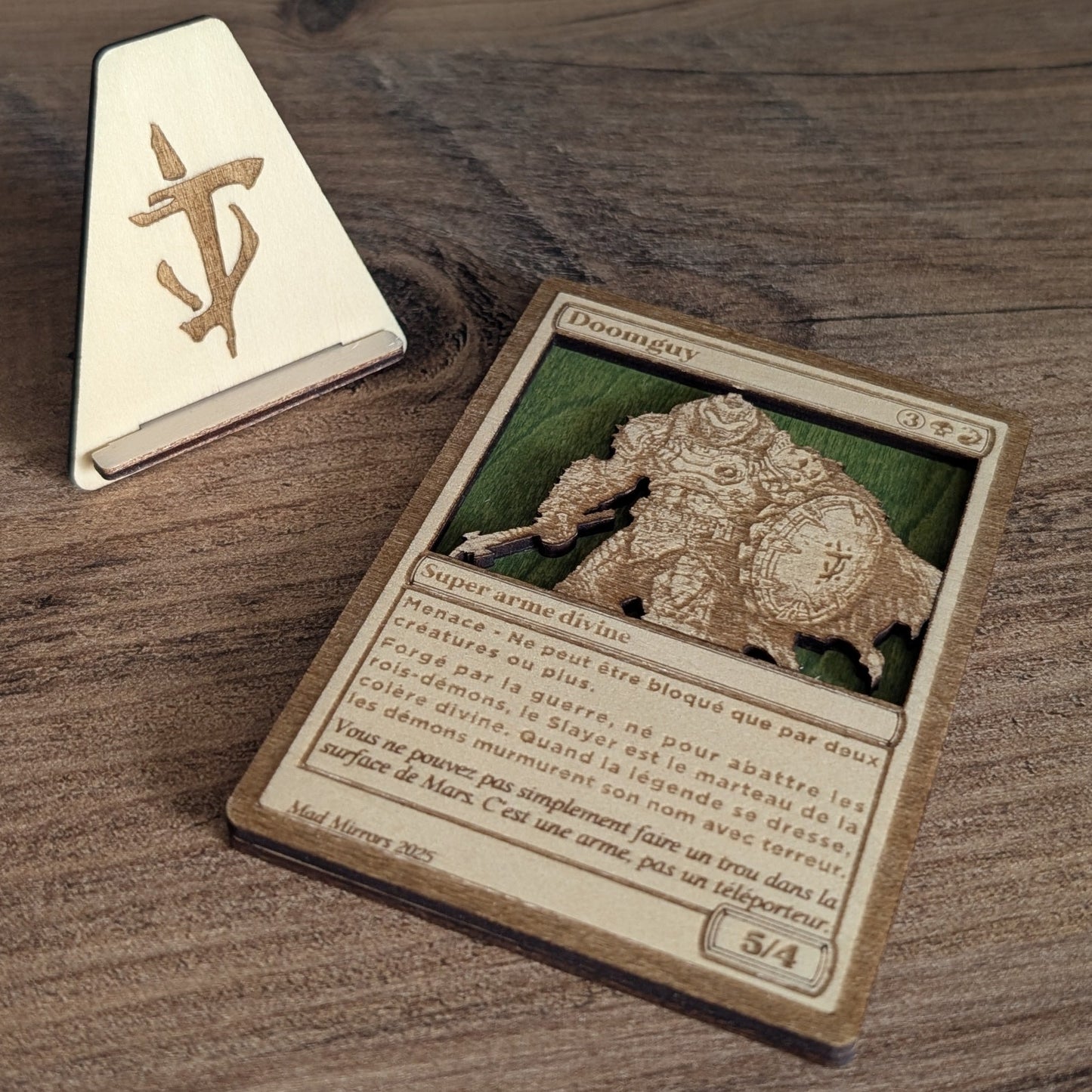 Carte doomguy bois avec support en bois pour exposition