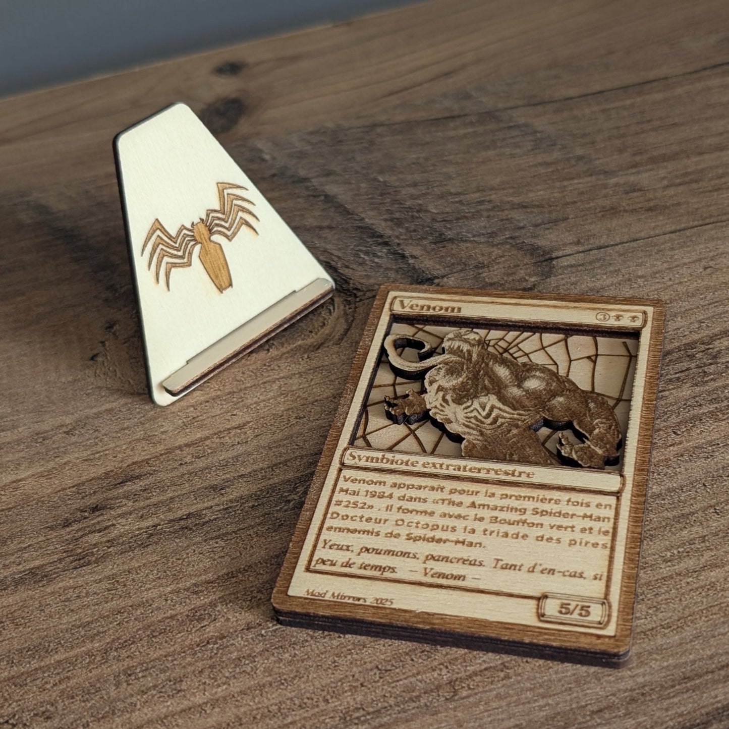Idée cadeau geek Marvel avec carte Venom en bois
