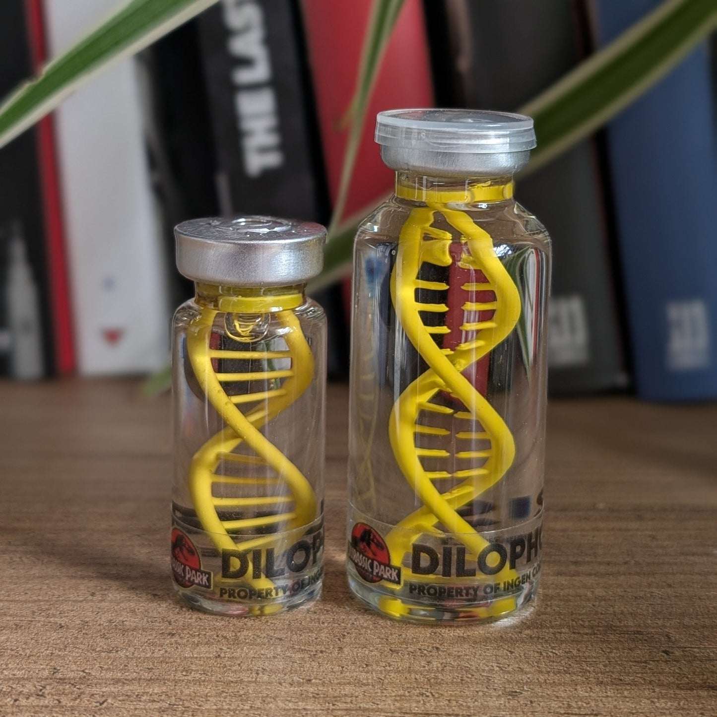 Comparaison des tailles de la fiole d'ADN Dilophosaure en 20 et 30mL.