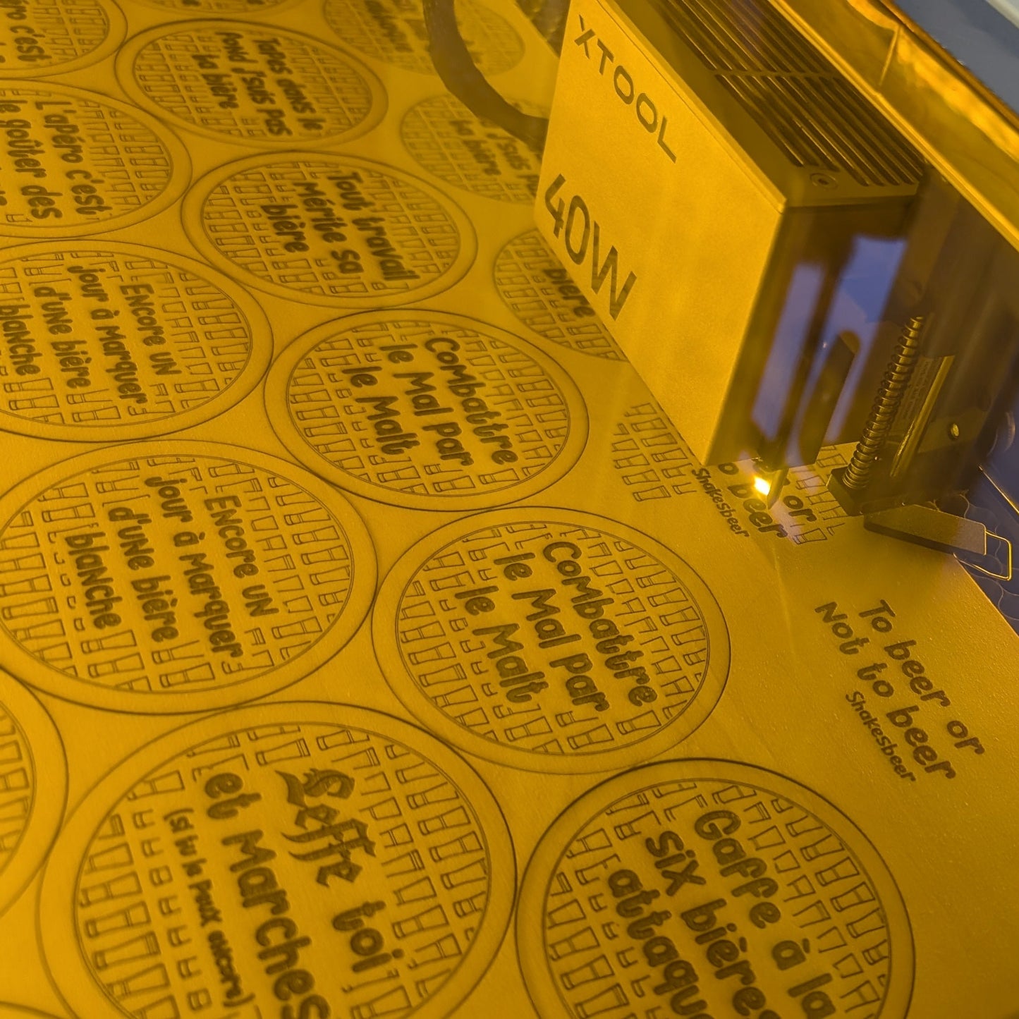 Démonstration d'un plaque de sous bock dans la machine laser
