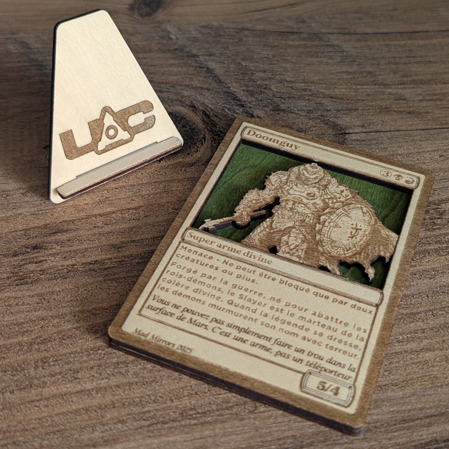 Carte doomguy en bois avec effet 3D et support élégant