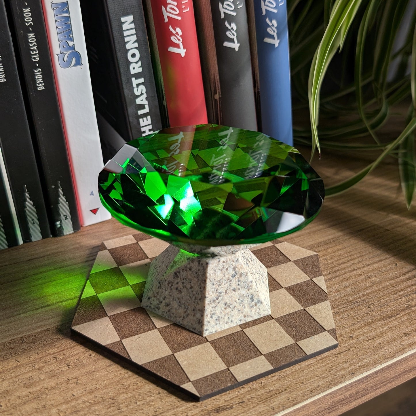Master Emerald Sonic vue de dessus posée sur une étagère.