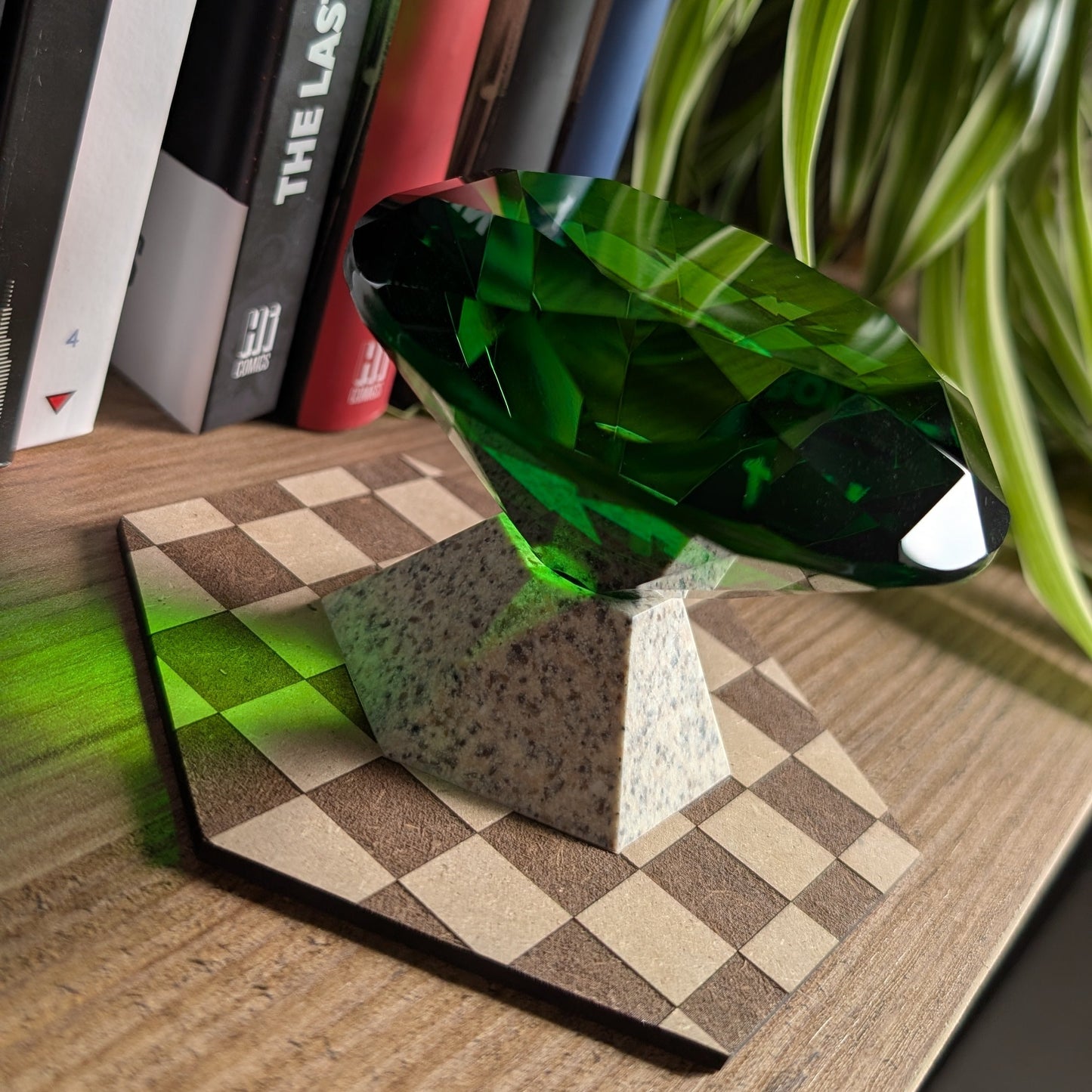 Master Emerald Sonic vue de côté posée sur une étagère.