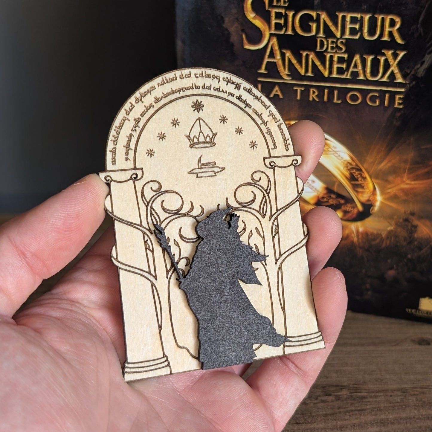 Objet décoratif en bois représentant la porte de Durin