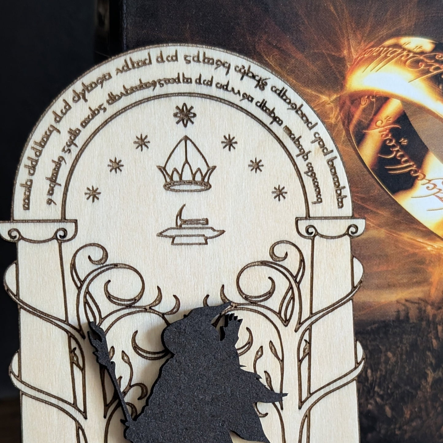 Détail de la gravure fine de la porte de Durin en bois