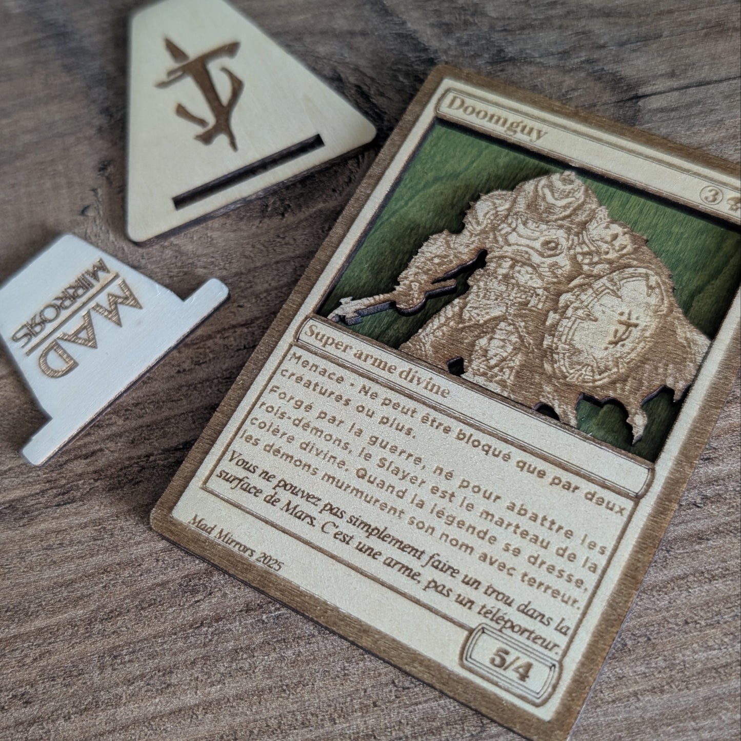 Détail de la gravure laser sur carte doomguy en bois