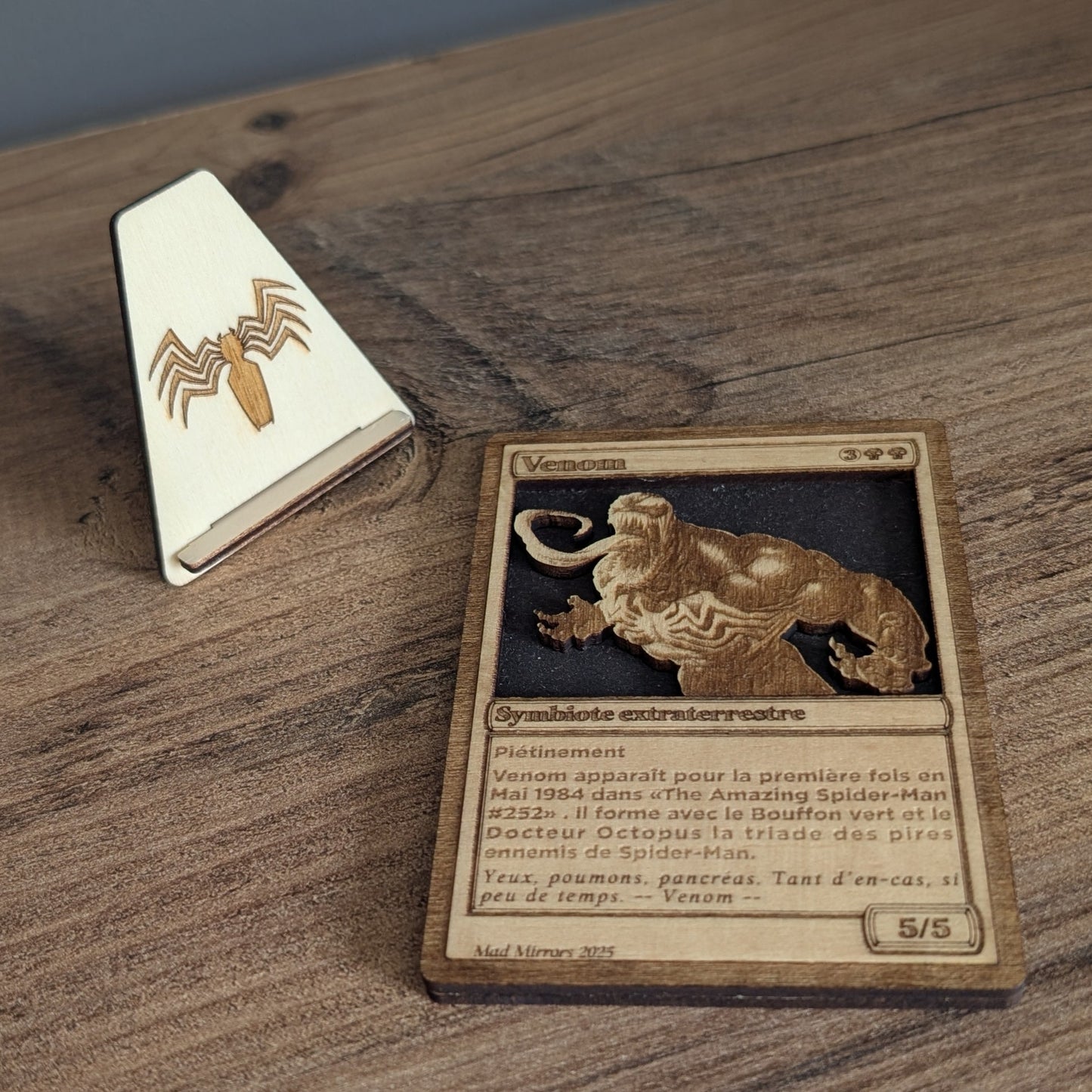 Carte Venom avec effet de profondeur en couches superposées