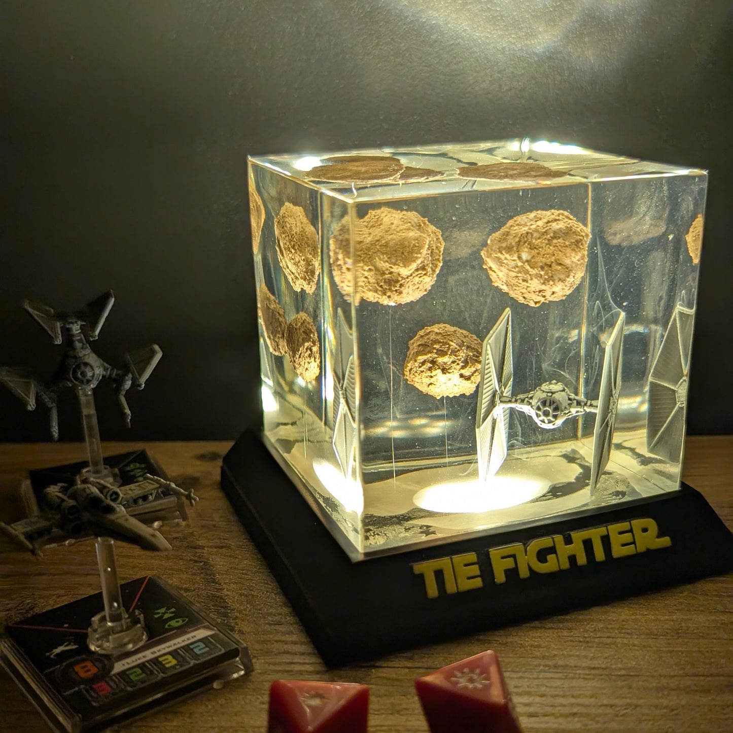 Vue de face Tie Fighter de nuit