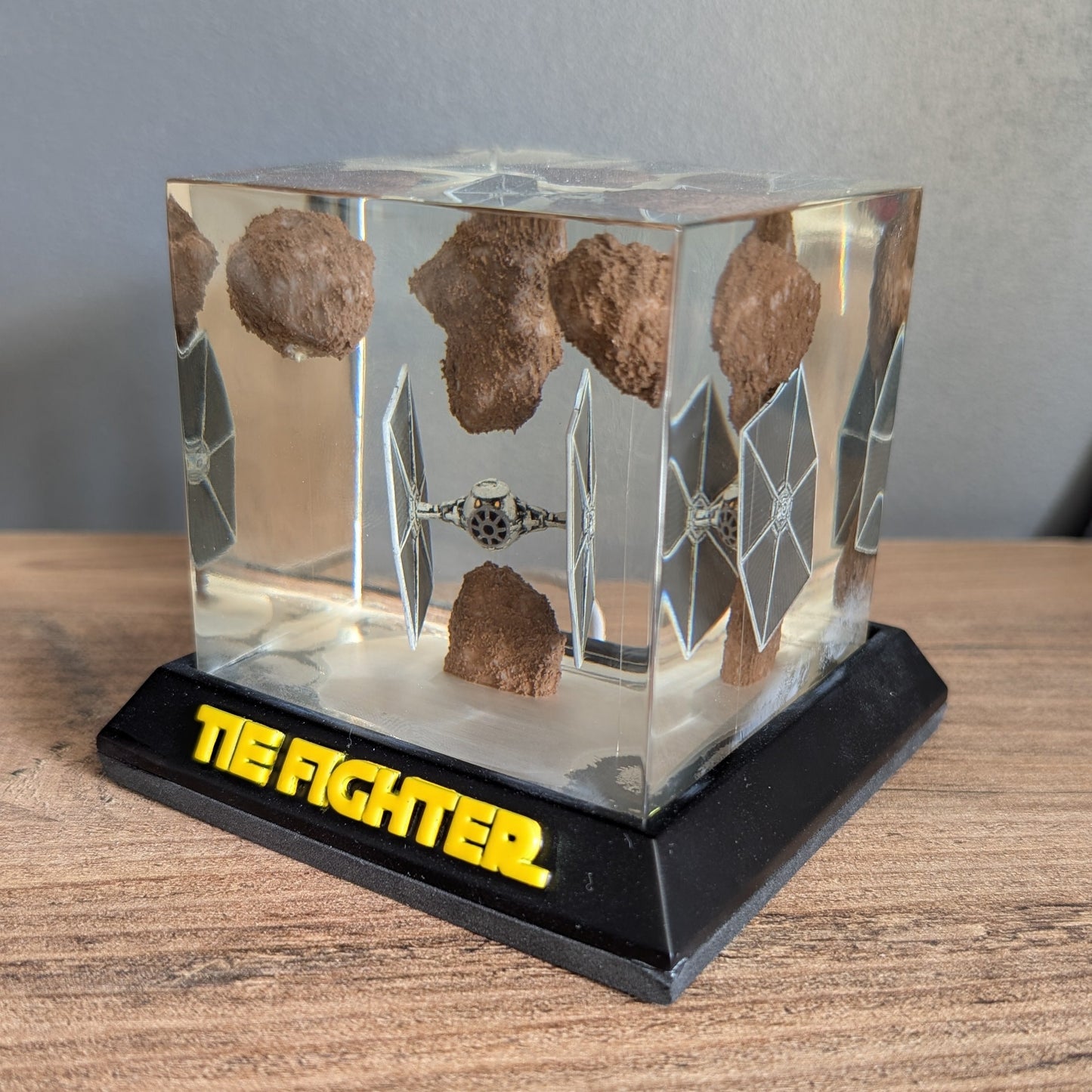 Lampe Tie Fighter 2 sur étagère