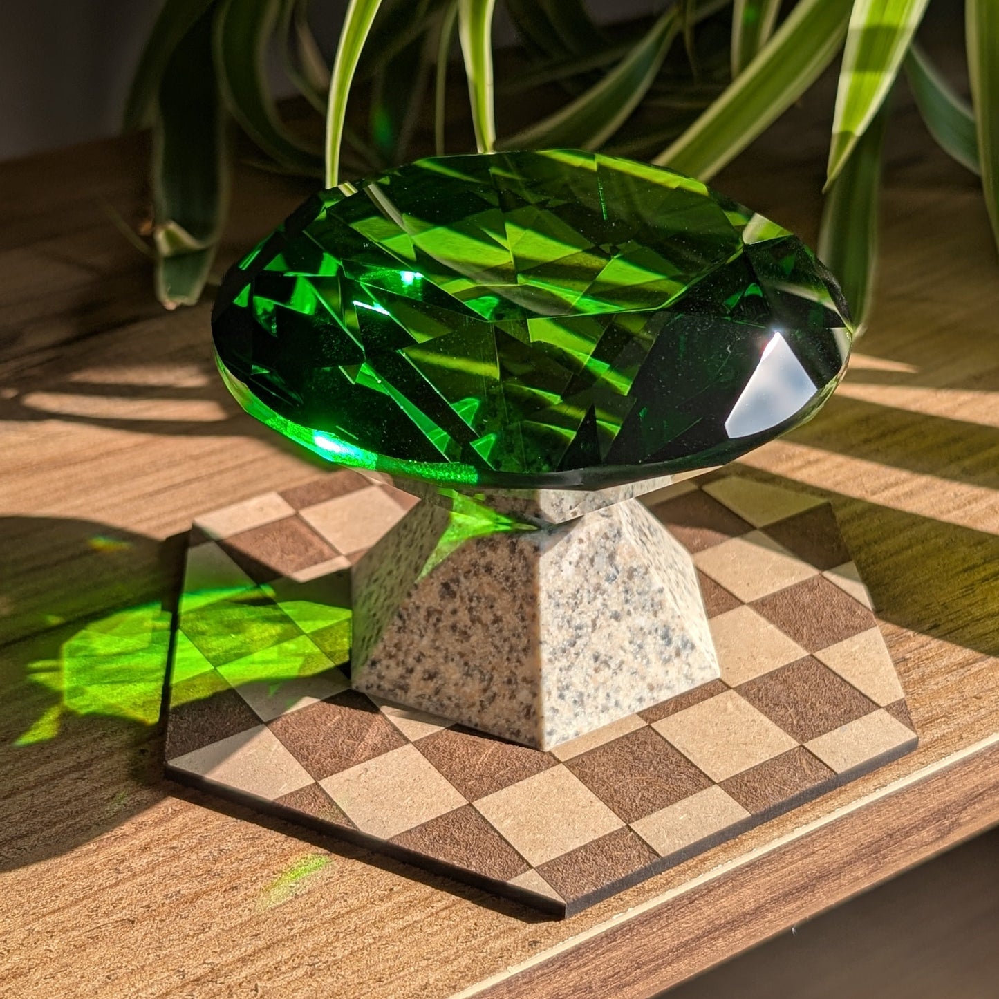 Master Emerald présentée sur étagère pour montrer ses incroyables reflets