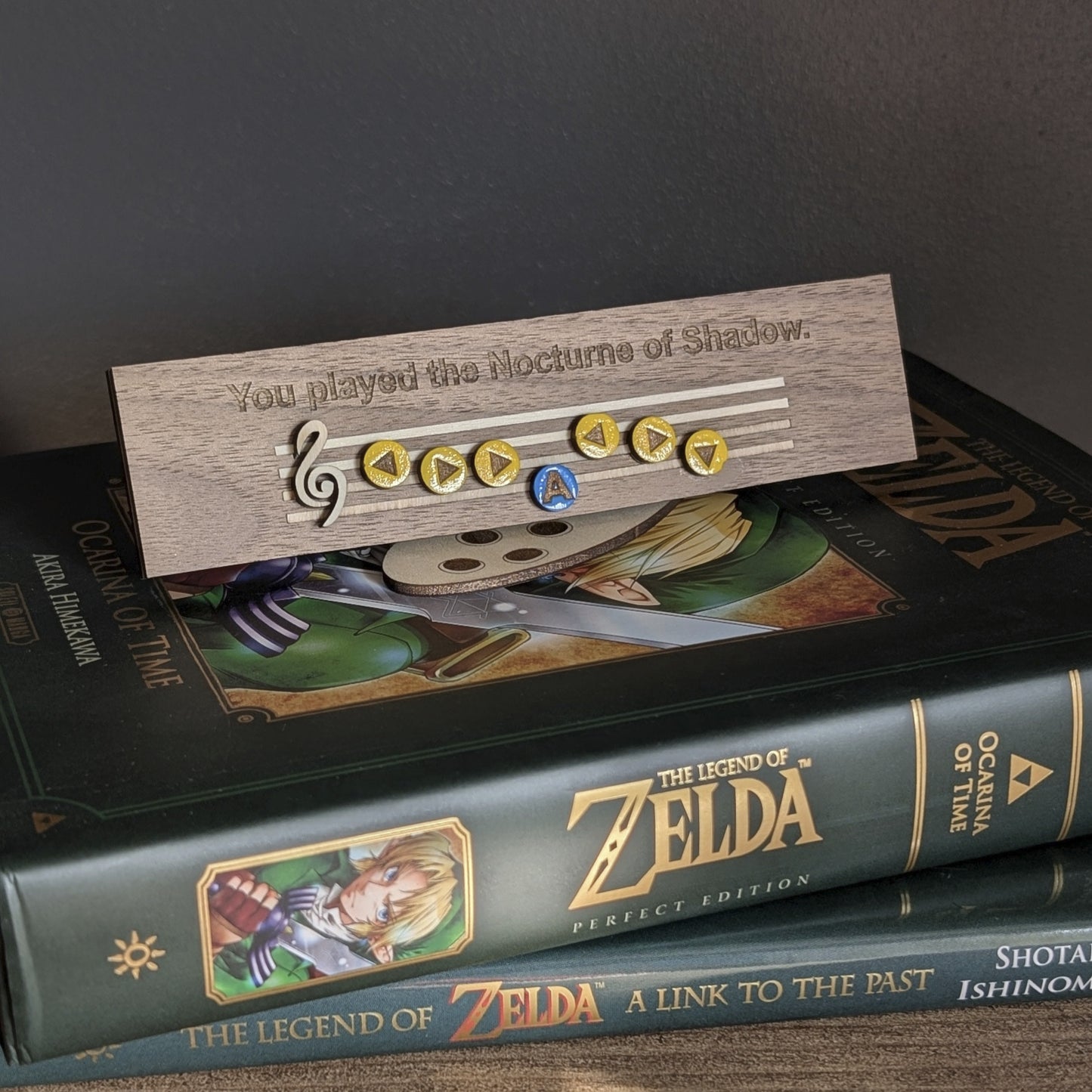 Mélodie de la Nocturne de l'Ombre présentée sur des livres Zelda