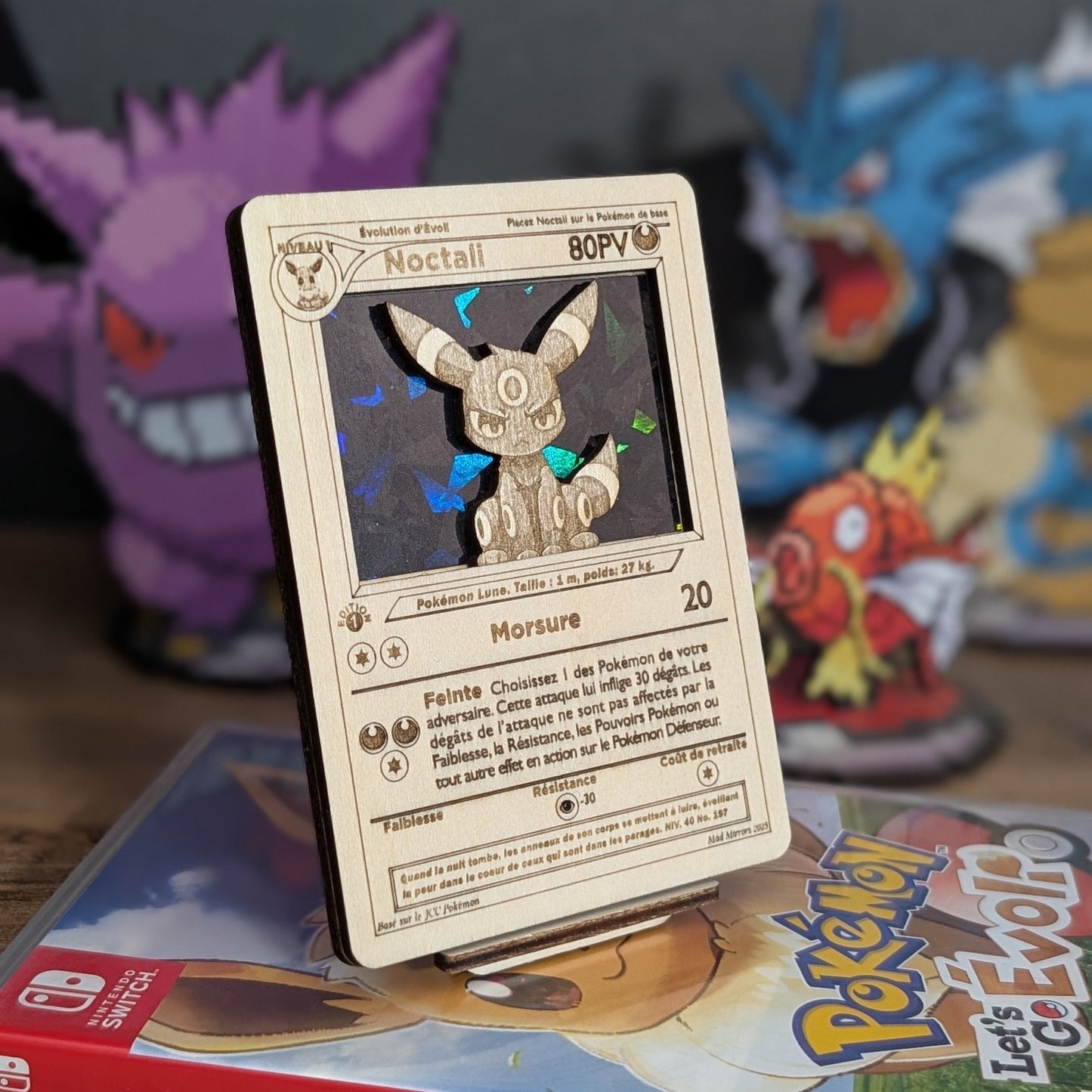 Carte 3D en bois Pokémon avec fond holographique et présentoir Pokédex