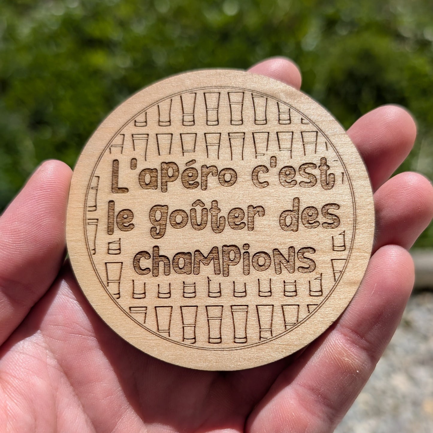 Sous bock bois tenu en main pour dimensions