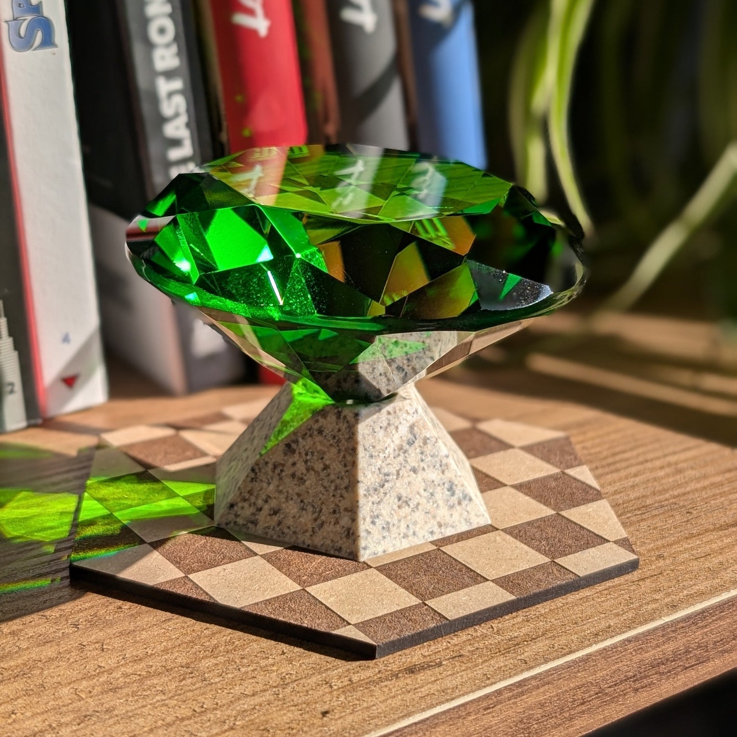 Master Emerald présentée sur étagère avec des rayons de soleil qui viennent l'illuminer.