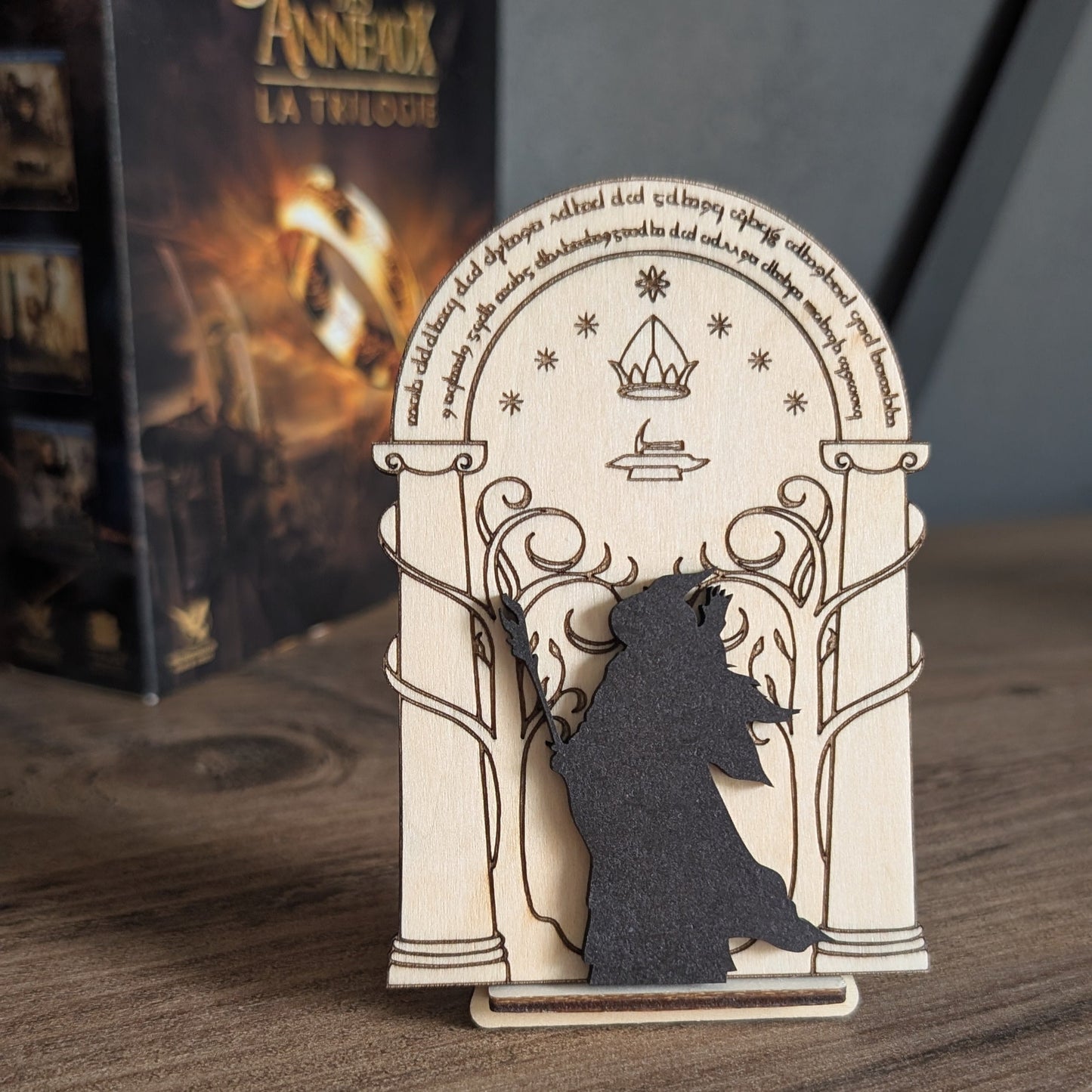 Vue rapprochée de la porte de Durin gravée avec socle