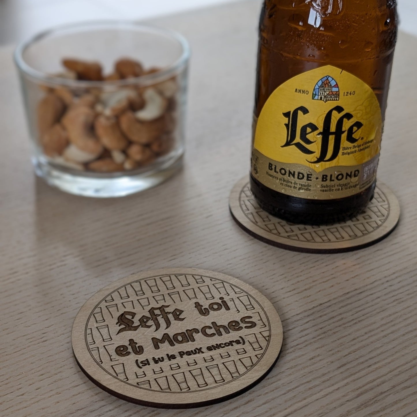 Suggestion de table avec sous bock gravé au laser