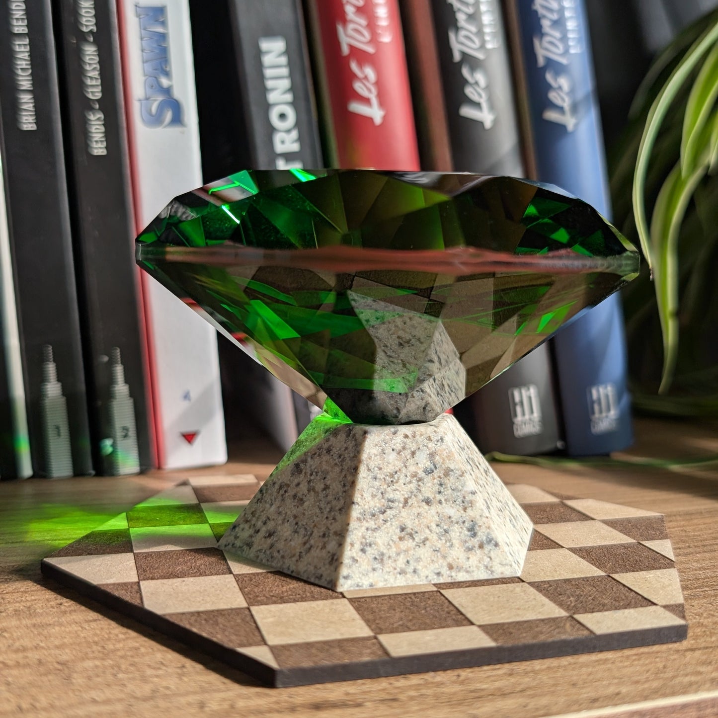 Master Emerald présentée sur étagère , vue de côté, avec des rayons de soleil qui viennent l'illuminer.