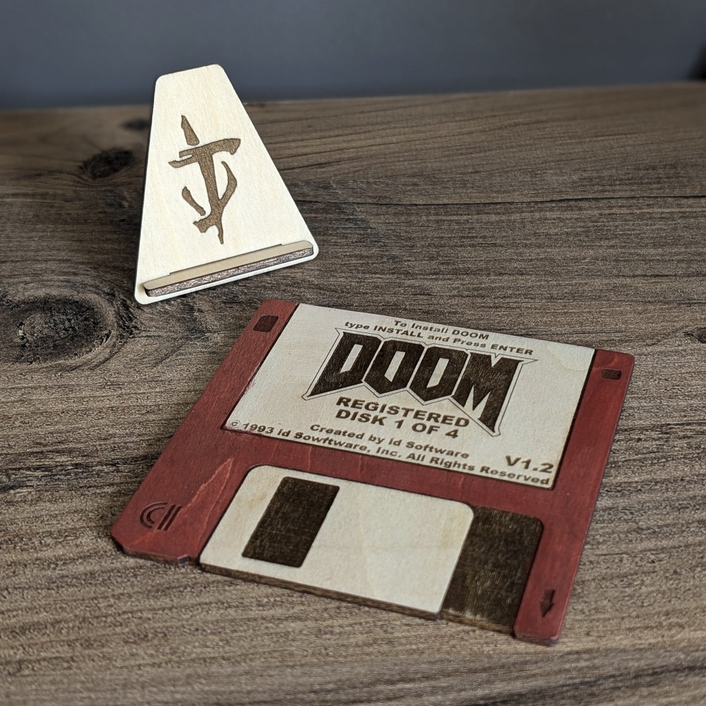 Disquette Doom en bois finition naturelle