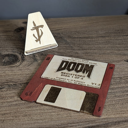 Disquette Doom en bois finition naturelle