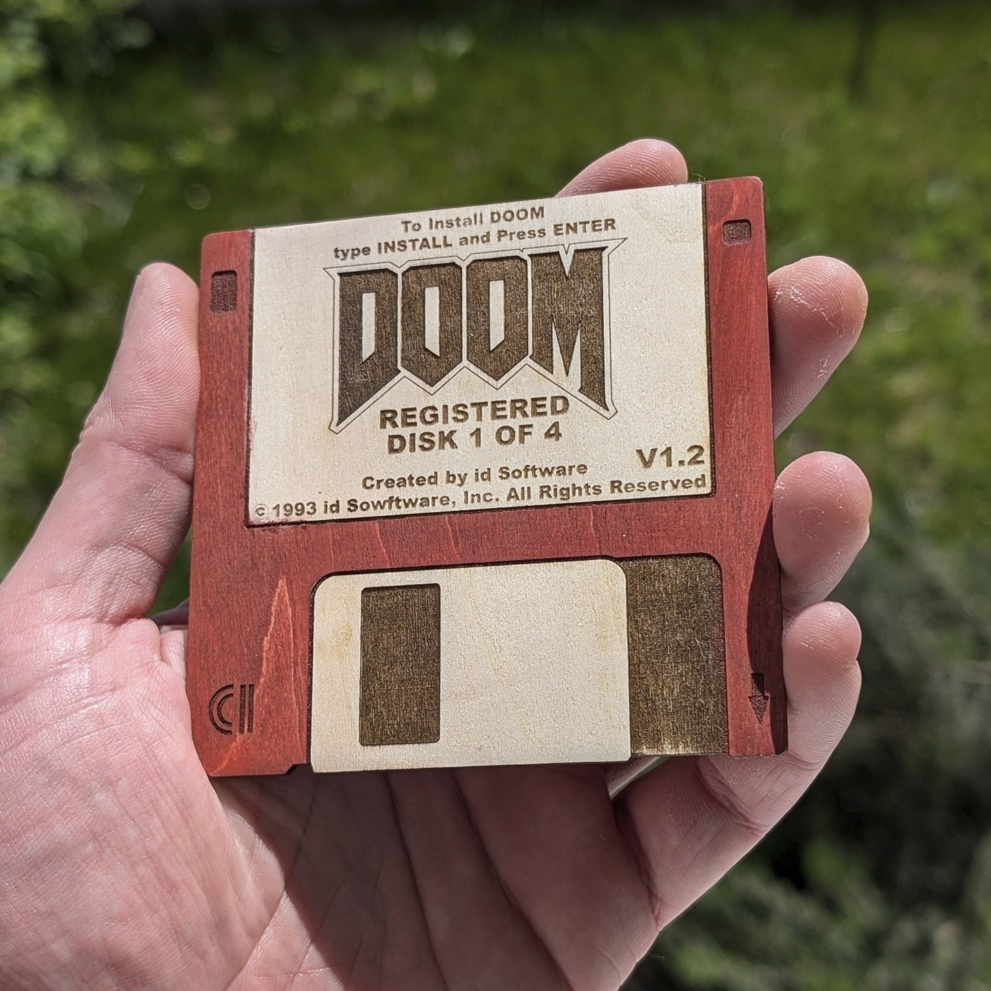 Détail gravure laser disquette Doom à la lumière naturelle