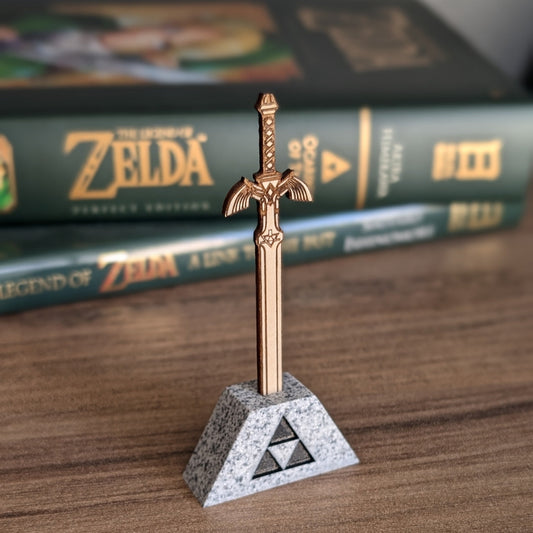 Master Sword en bois dans son socle en résine effet granite