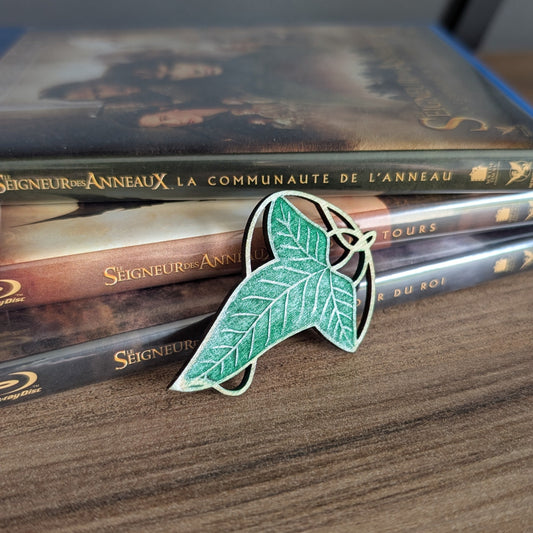 Broche en bois gravée de la feuille de Lórien du Seigneur des Anneaux