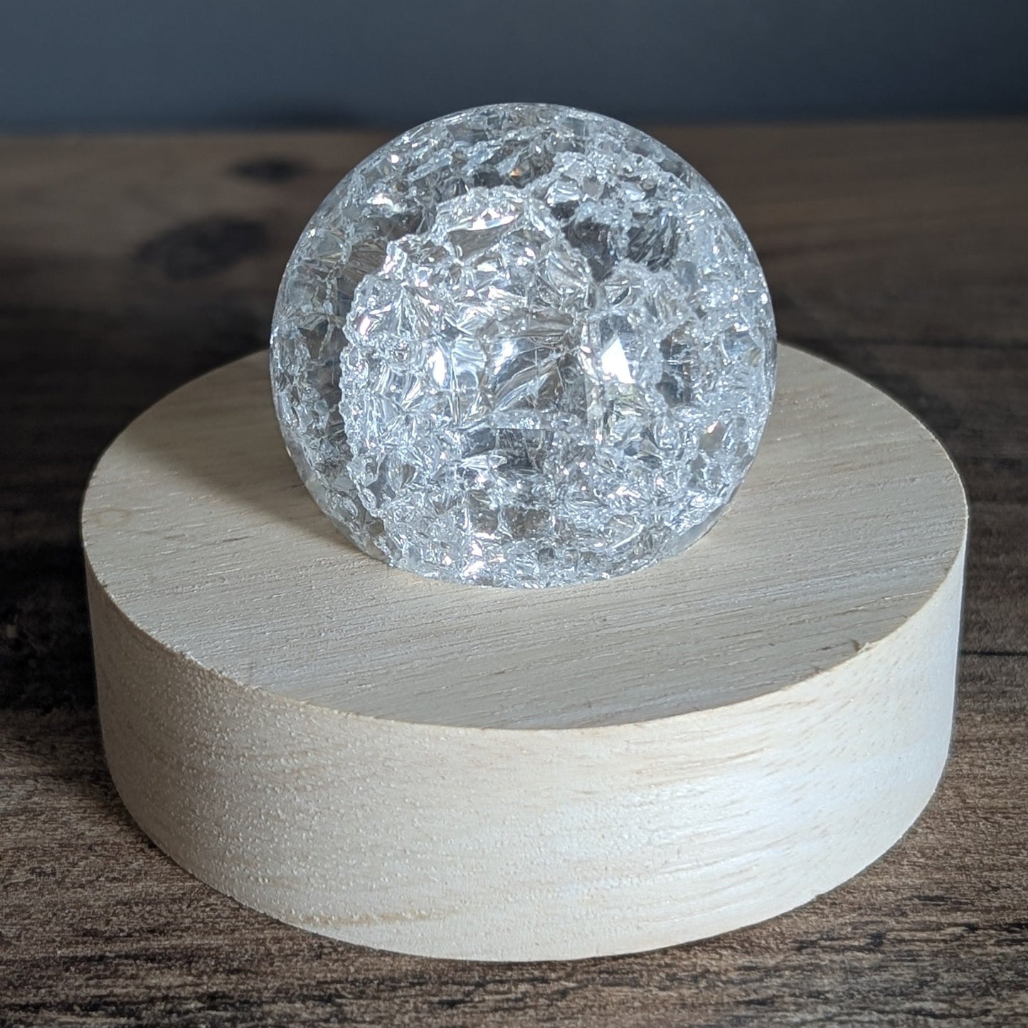 Matéria légendaire – Réplique Final Fantasy rétroéclairée par une base en bois personnalisable