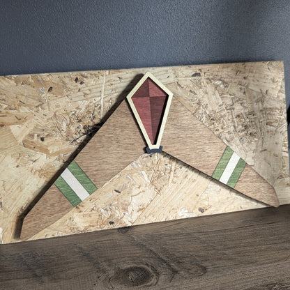 Exemple d'installation du boomerand Zelda à l'aide du support mural fourni