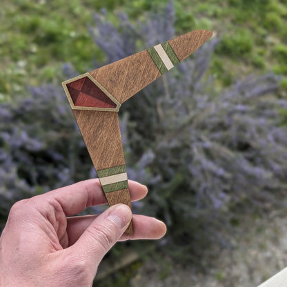 Image du petit boomerang Zelda tenue en main pour échelle