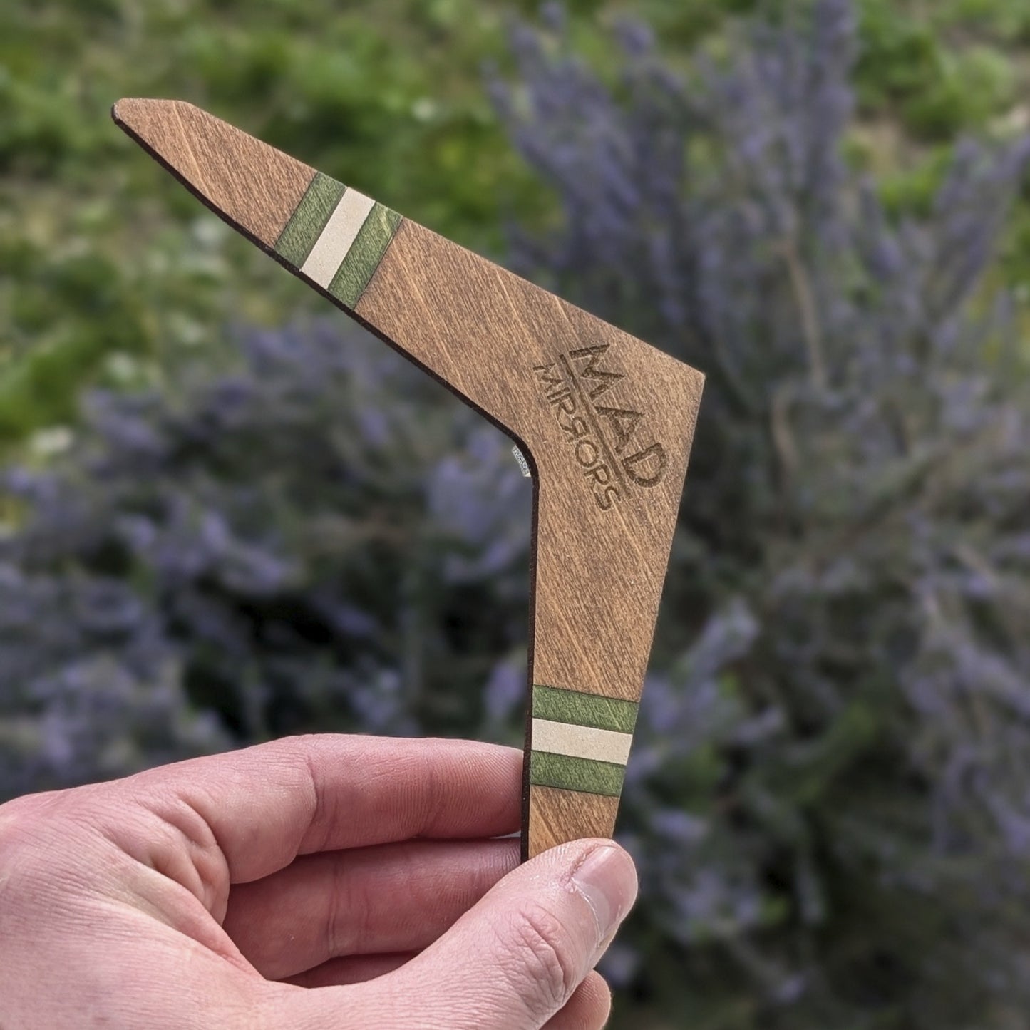 Image arrière du petit boomerang Zelda tenue en main pour échelle
