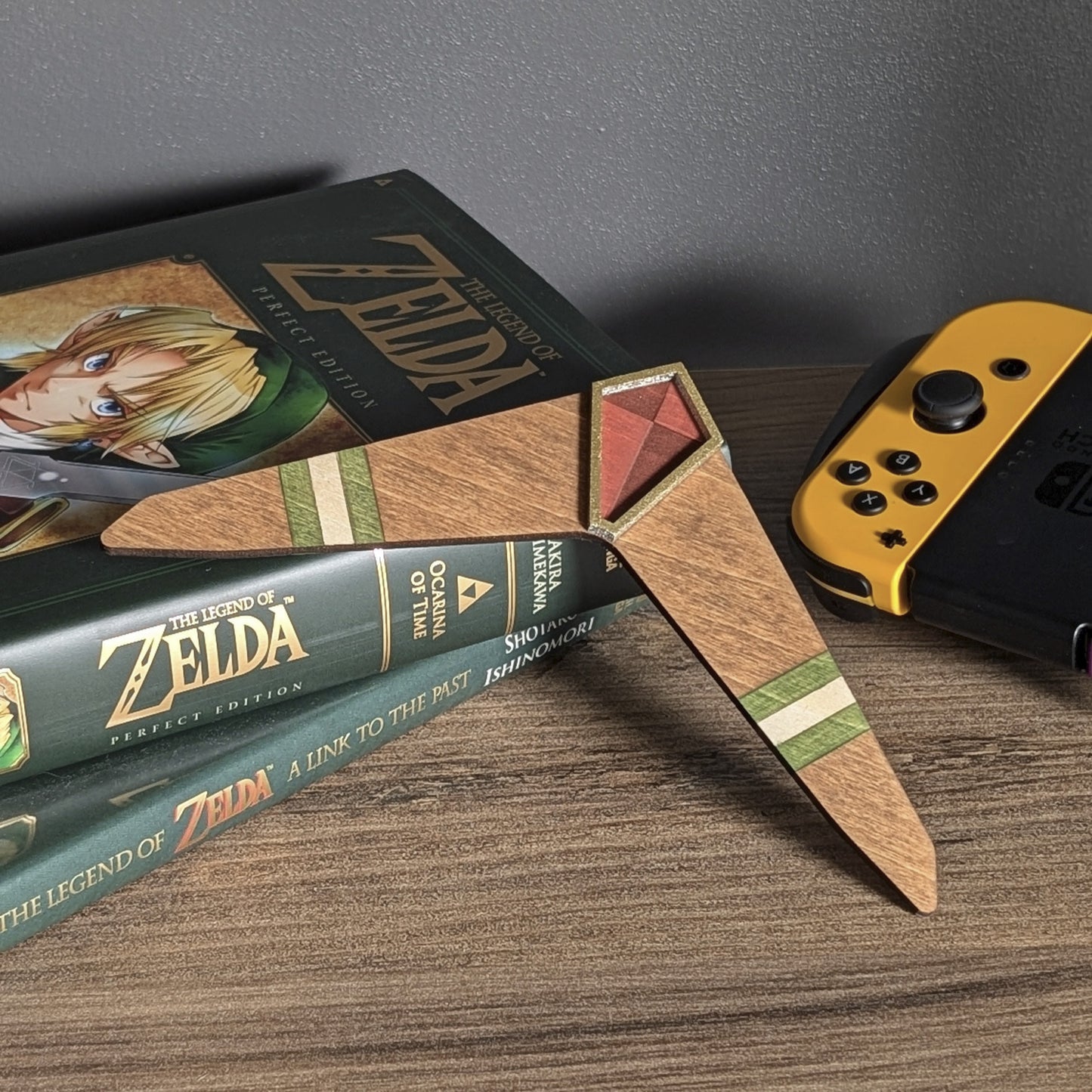 Boomerang Zelda en situation, posé sur une étagère en bois