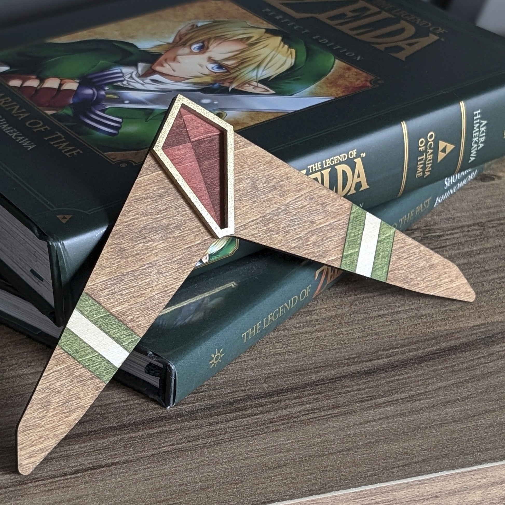 Boomerang Zelda posé sur fond neutre, angle plongeant