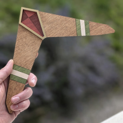 Image du boomerang Zelda tenue en main pour échelle