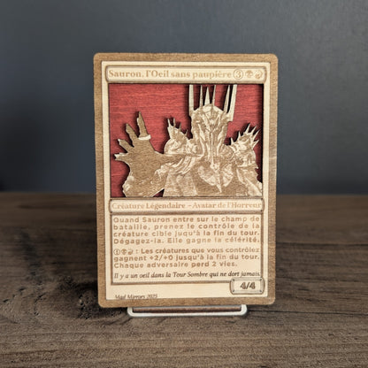 Carte en bois gravée de Sauron inspirée de Magic The Gathering