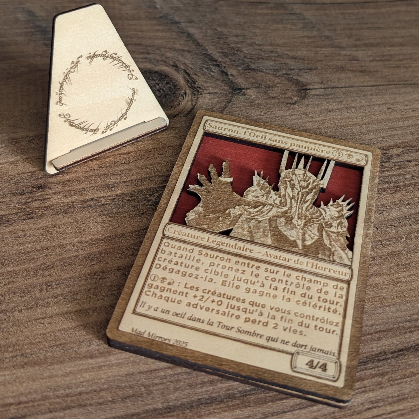 Carte collector en bois représentant Sauron du Seigneur des Anneaux