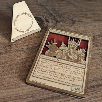 Carte collector en bois représentant Sauron du Seigneur des Anneaux