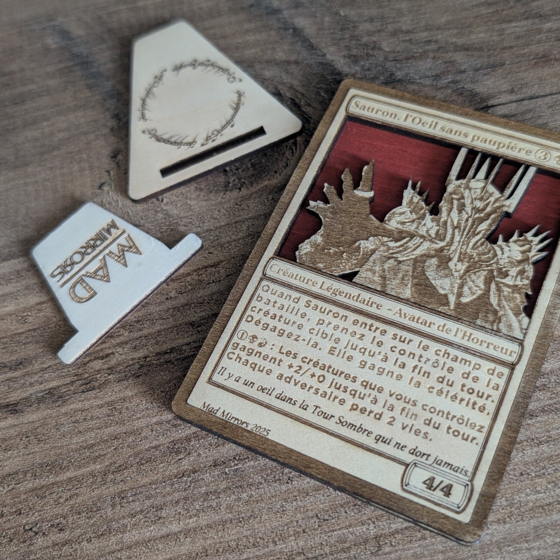 Gravure laser fine de Sauron dans un style Magic The Gathering