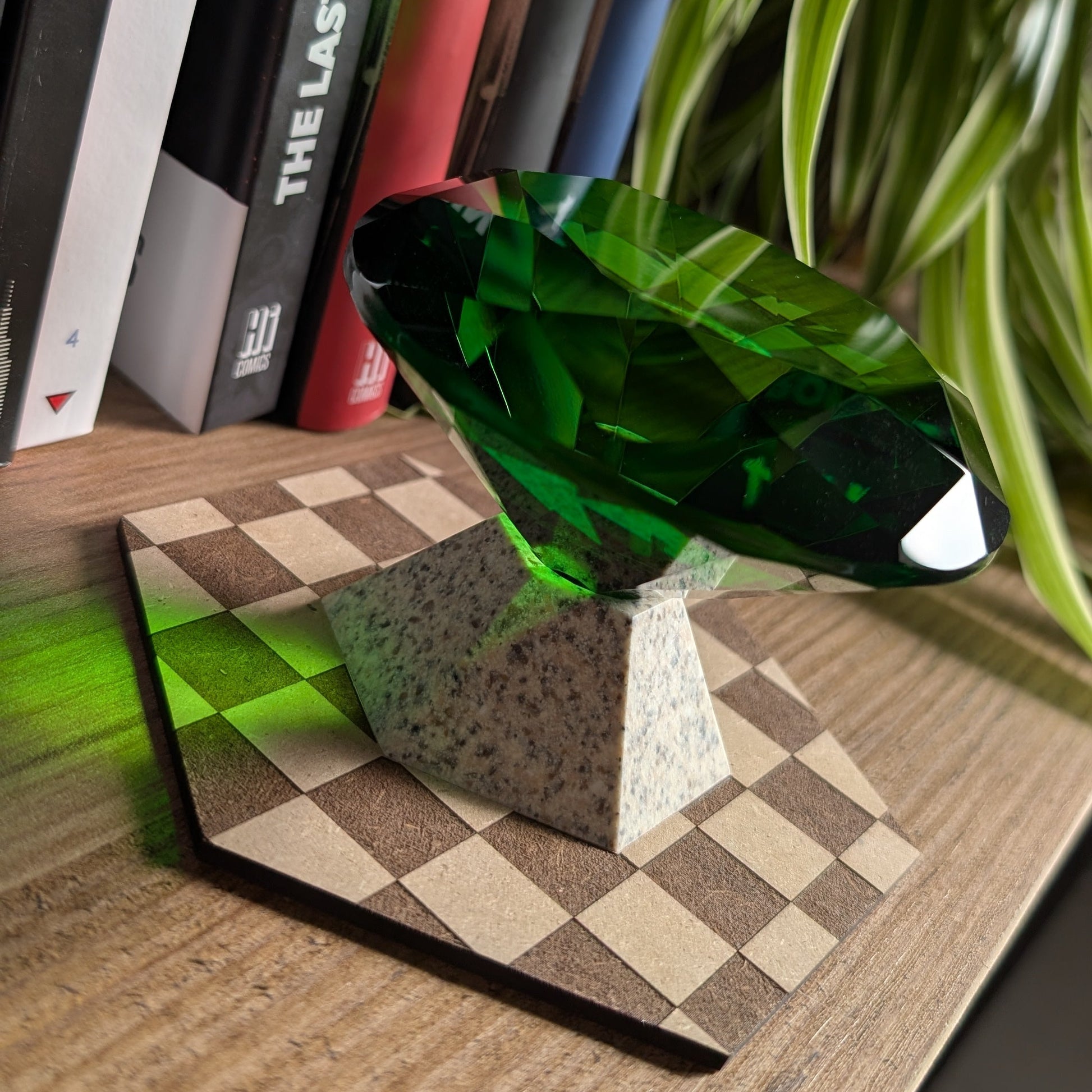 Master Emerald Sonic vue de côté posée sur une étagère.