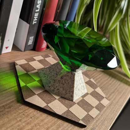 Master Emerald Sonic vue de côté posée sur une étagère.